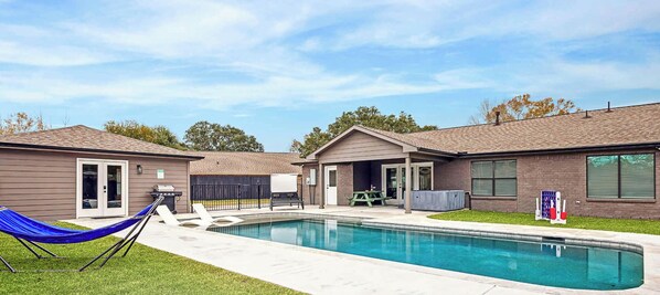 Pool - Beautiful 4Bd 3Ba Home with Pool, Hot Tub & Cinema (Houston)