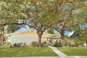 Property grounds - Lilly's Maison #5- Medical Center, Galleria, NRG (Houston)