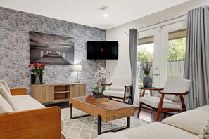 TV - Lilly's Maison #5- Medical Center, Galleria, NRG (Houston)