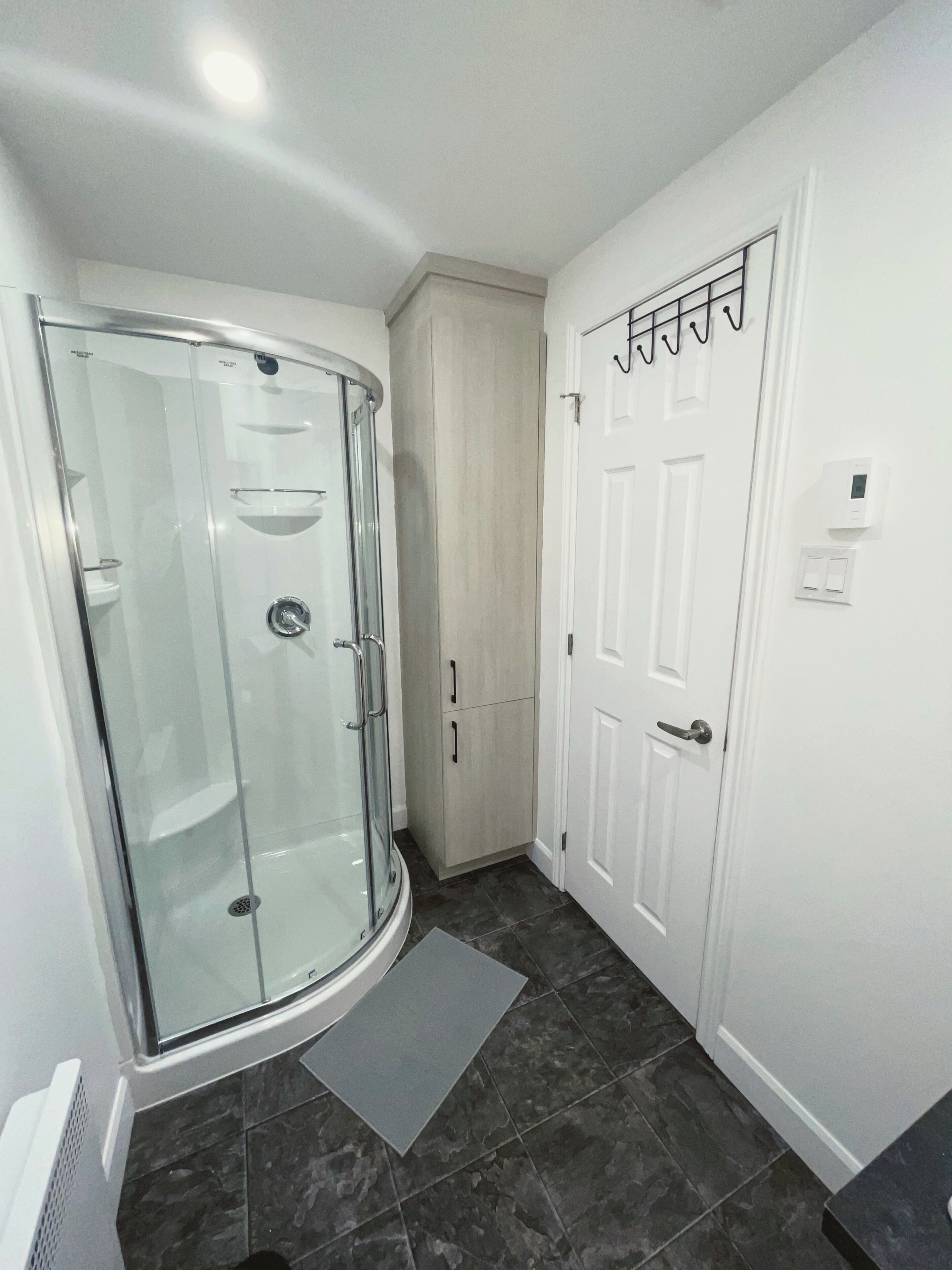 Dutxa, assecador de cabells, tovalloles i paper higiènic 