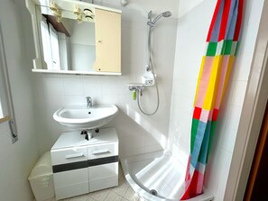 Shower, towels, soap, toilet paper - COND. FIREFLY - A1 5+0 - C40142 (Bibione Pineda)