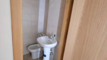 Toallas, jabón, papel de baño