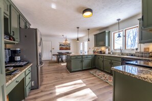 Coffee/tea maker, fridge, microwave, oven - Spacious 5-bdrm house in tranquil 7 Devils. Hottub & AC. < 1 mile to Hawksnest (Seven Devils)