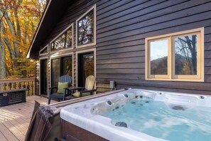 Terrace/patio - Spacious 5-bdrm house in tranquil 7 Devils. Hottub & AC. < 1 mile to Hawksnest (Seven Devils)