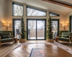 Interior - Spacious 5-bdrm house in tranquil 7 Devils. Hottub & AC. < 1 mile to Hawksnest (Seven Devils)