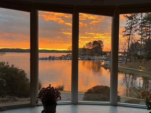 Luxury Lakefront Condo with Stunning Views and Resort Amenities. NEW LISTING