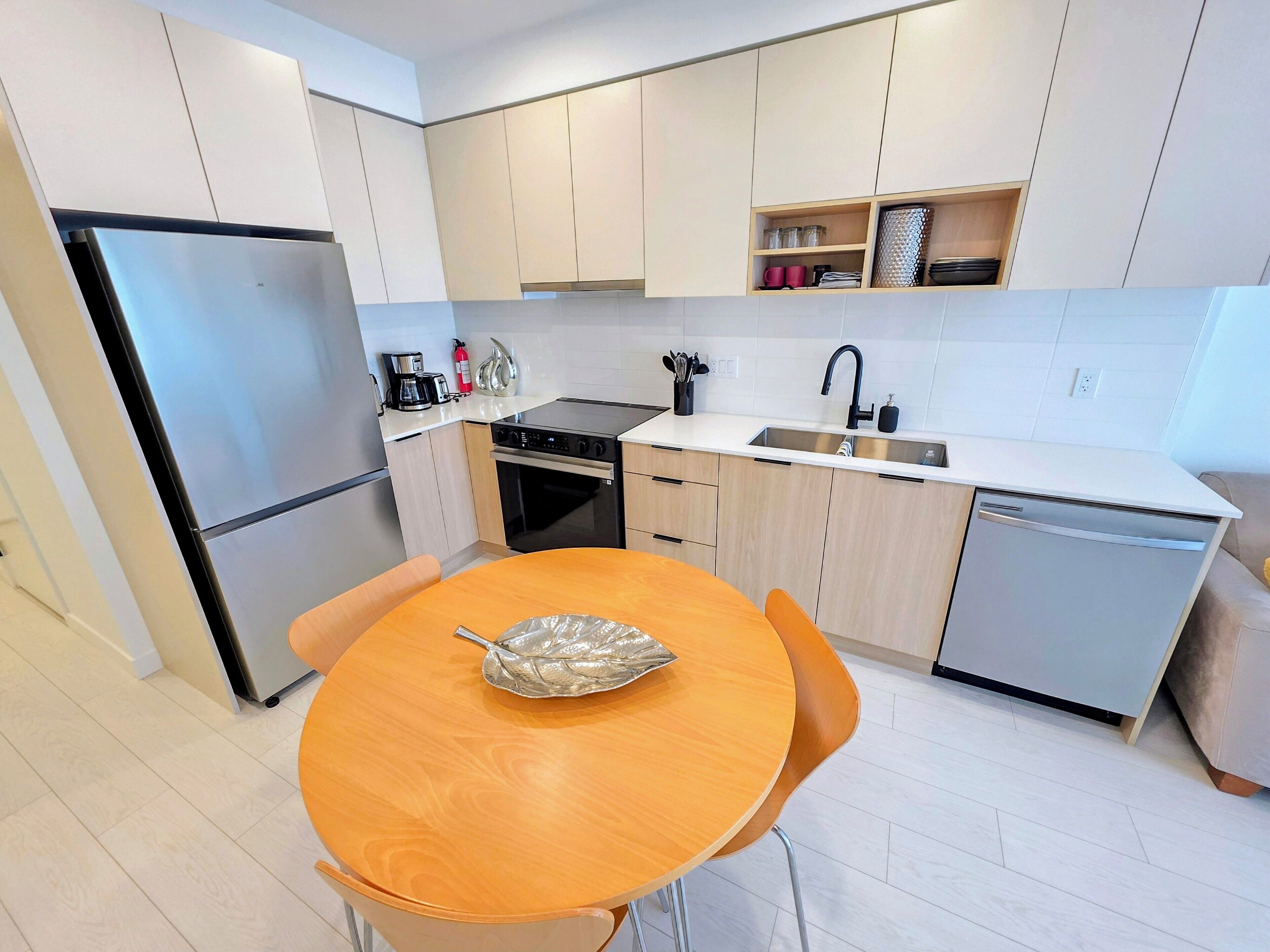 Réfrigérateur, four à micro-ondes, un four, surface de cuisson