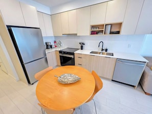 Réfrigérateur, four à micro-ondes, un four, surface de cuisson