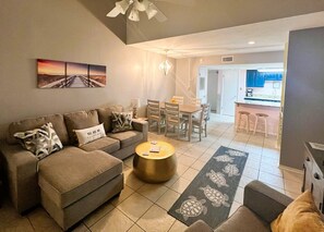 Smart TV - Sugar Beach 330 family friendly vacatio
3-bedroom condo in terrific Orange Beach (Orange Beach)