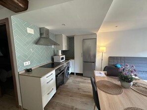 Coffee/tea maker, fridge, microwave, oven