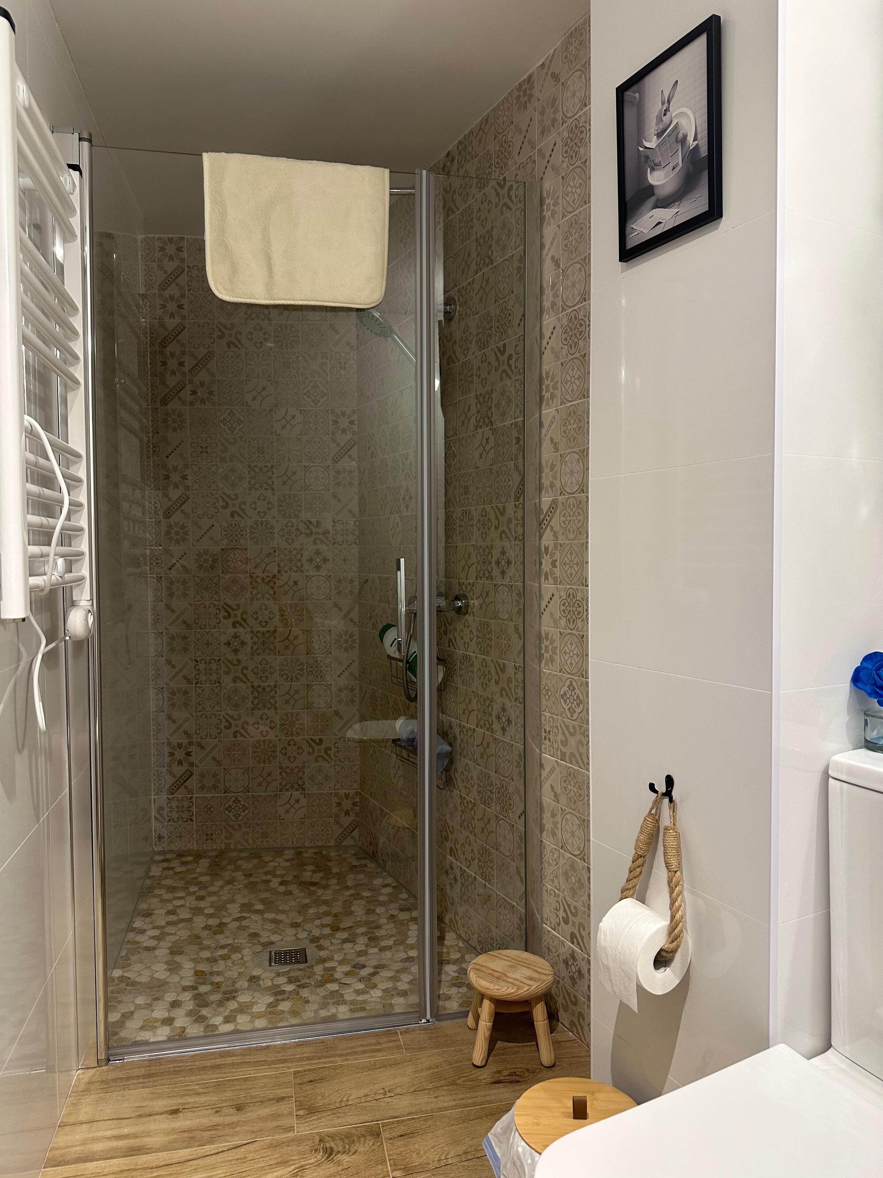 Een haardroger, handdoeken, zeep, toiletpapier