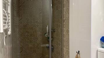 Een haardroger, handdoeken, zeep, toiletpapier