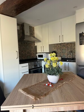 Private kitchen - Apartamentos Rurales La Estrella, enjoy nature and tranquility. (Casar de Palomero)