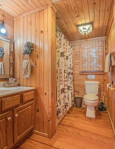 Cozy 1-bedroom cabin in beautiful Tellico Plains with AC and on Tellico River