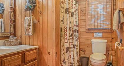 Cozy 1-bedroom cabin in beautiful Tellico Plains with AC and on Tellico River