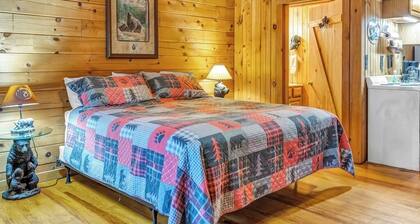 Cozy 1-bedroom cabin in beautiful Tellico Plains with AC and on Tellico River