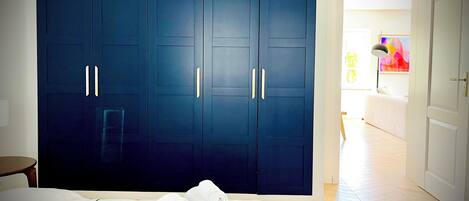 Silitysrauta/-lauta, Wi-Fi, vuodevaatteet