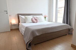 Basic Apartment | Blackout drapes, iron/ironing board, free WiFi - IzzHome Oasis (Pula)