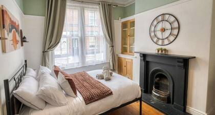 Peaceful 3-bedroom house in charming Chester for your getaway