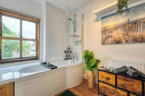 Hair dryer, towels, soap, toilet paper - Peaceful 3-bedroom house in charming Chester for your getaway (Chester)