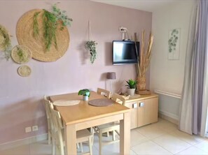 Dining - 2-person apartment in the heart of the Golf de Fréhel, 700m from the Sables d'Or beach (Fréhel)