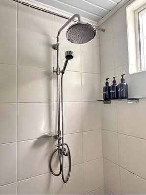 Shower, hair dryer, towels, soap - Quiet 1-Bedroom Studio with pool for 1 or 2 persons near Downtown Oranjestad (Oranjestad)