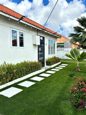 Property grounds - Quiet 1-Bedroom Studio with pool for 1 or 2 persons near Downtown Oranjestad (Oranjestad)