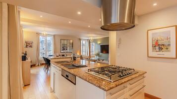 Réfrigérateur, micro-ondes, four, lave-vaisselle