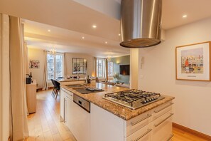 Réfrigérateur, micro-ondes, four, lave-vaisselle