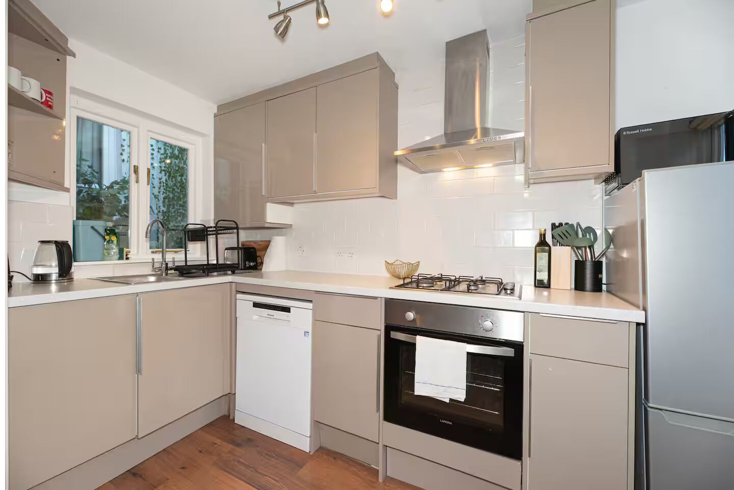 冷蔵庫、電子レンジ、オーブン、食器洗い機