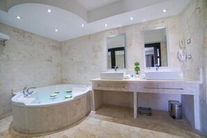 Superior Suite, Balcony | Bathroom | Free toiletries, hair dryer, towels, soap - LTH Las Terrenas Hotel (Las Terrenas)