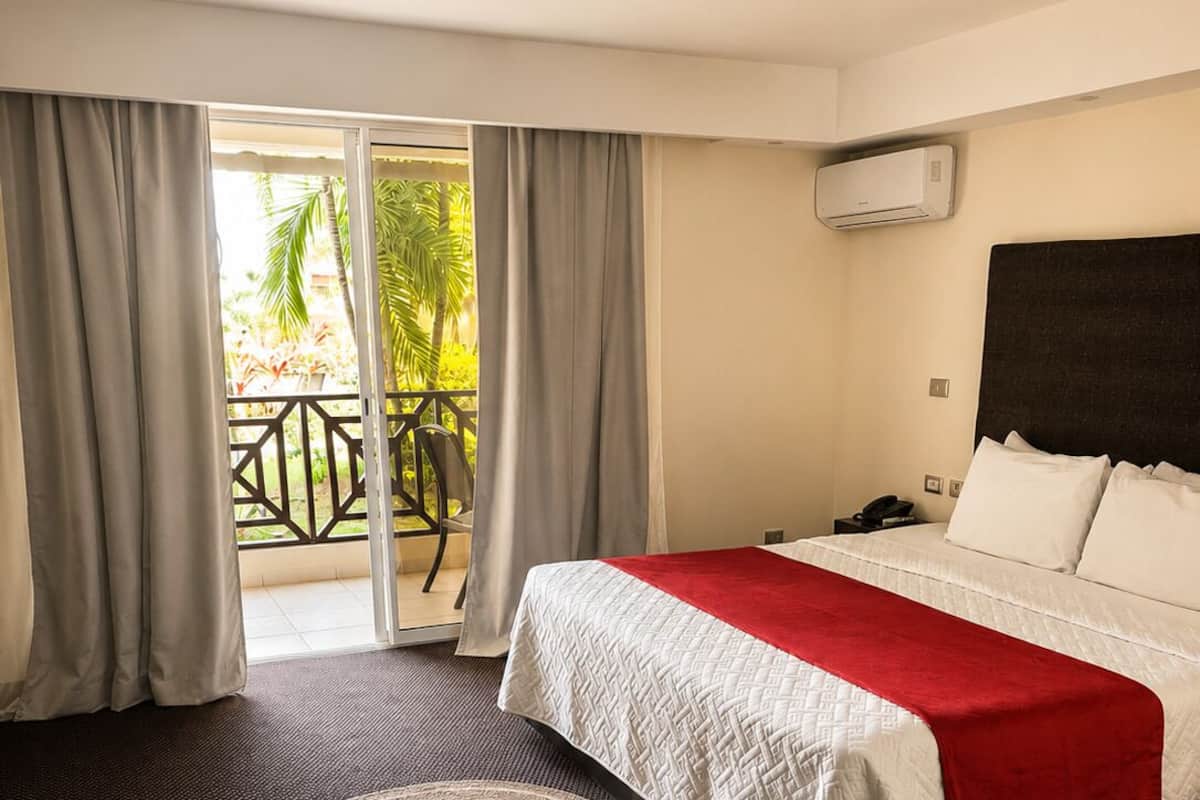 Comfort-Zimmer, Balkon, Poolblick | Zimmersafe, Schreibtisch, Verdunkelungsvorhänge, Bügeleisen/Bügelbrett