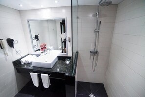 Ilmaiset hygieniatuotteet, hiustenkuivaaja, kylpytakit, pyyhkeet