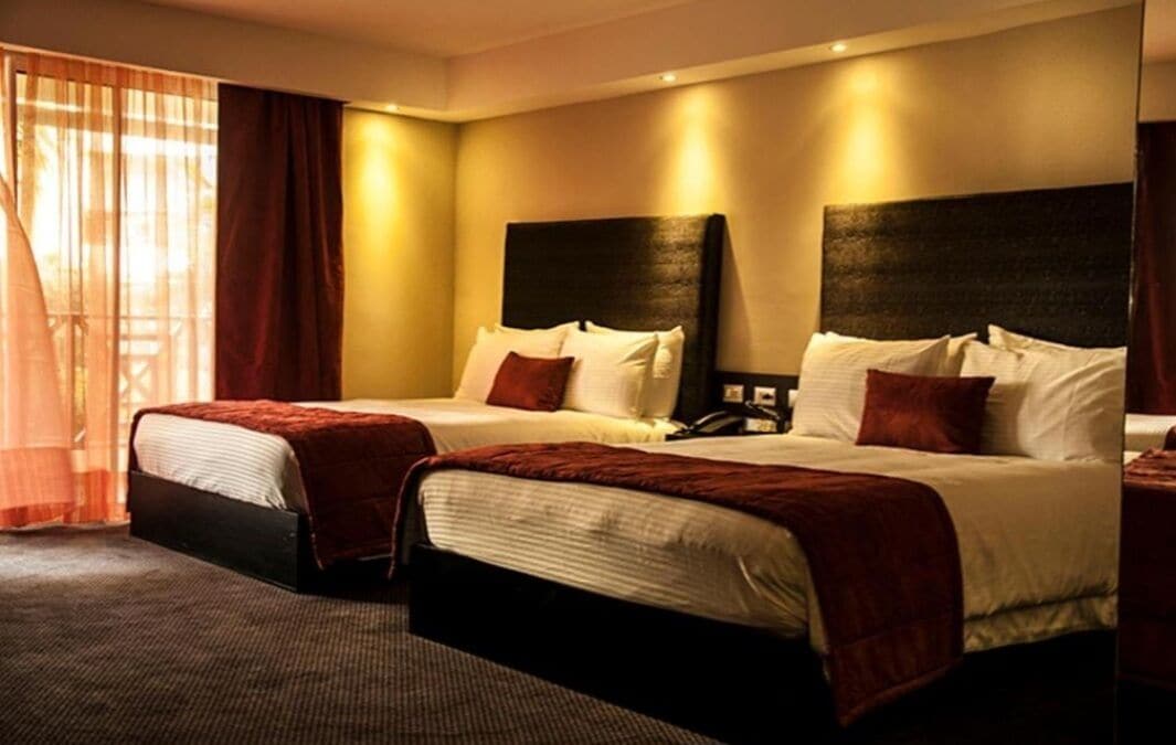 Chambre Quadruple Confort, balcon, vue piscine | Coffres-forts dans les chambres, bureau, rideaux occultants