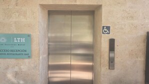 Une porte d’ascenseur avec une pancarte indiquant l’hôtel Las Terrenas et un symbole d’accessibilité pour les personnes handicapées.