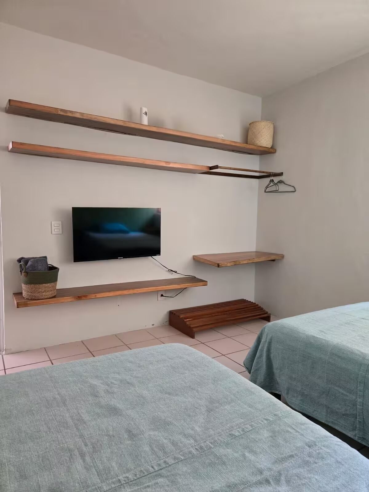 Strykejern/-brett, internettilgang og sengetøy