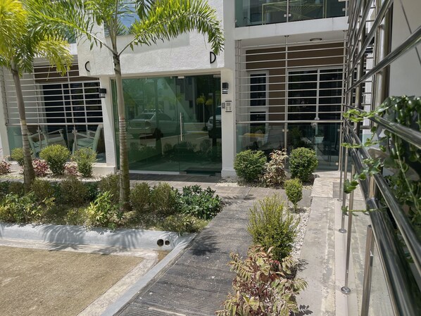 المنطقة المحيطة بالمنشأة