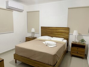 Tabla de planchar con plancha, wifi y ropa de cama 