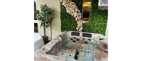 Indoor spa tub
