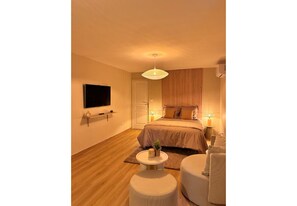 مكواة/لوح كي وسرير سفر وواي فاي مجانًا وملاءات أسرّة