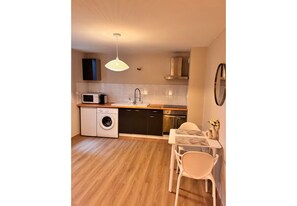 ثلاجة، ميكروويف، فرن، موقد طهي مسطح