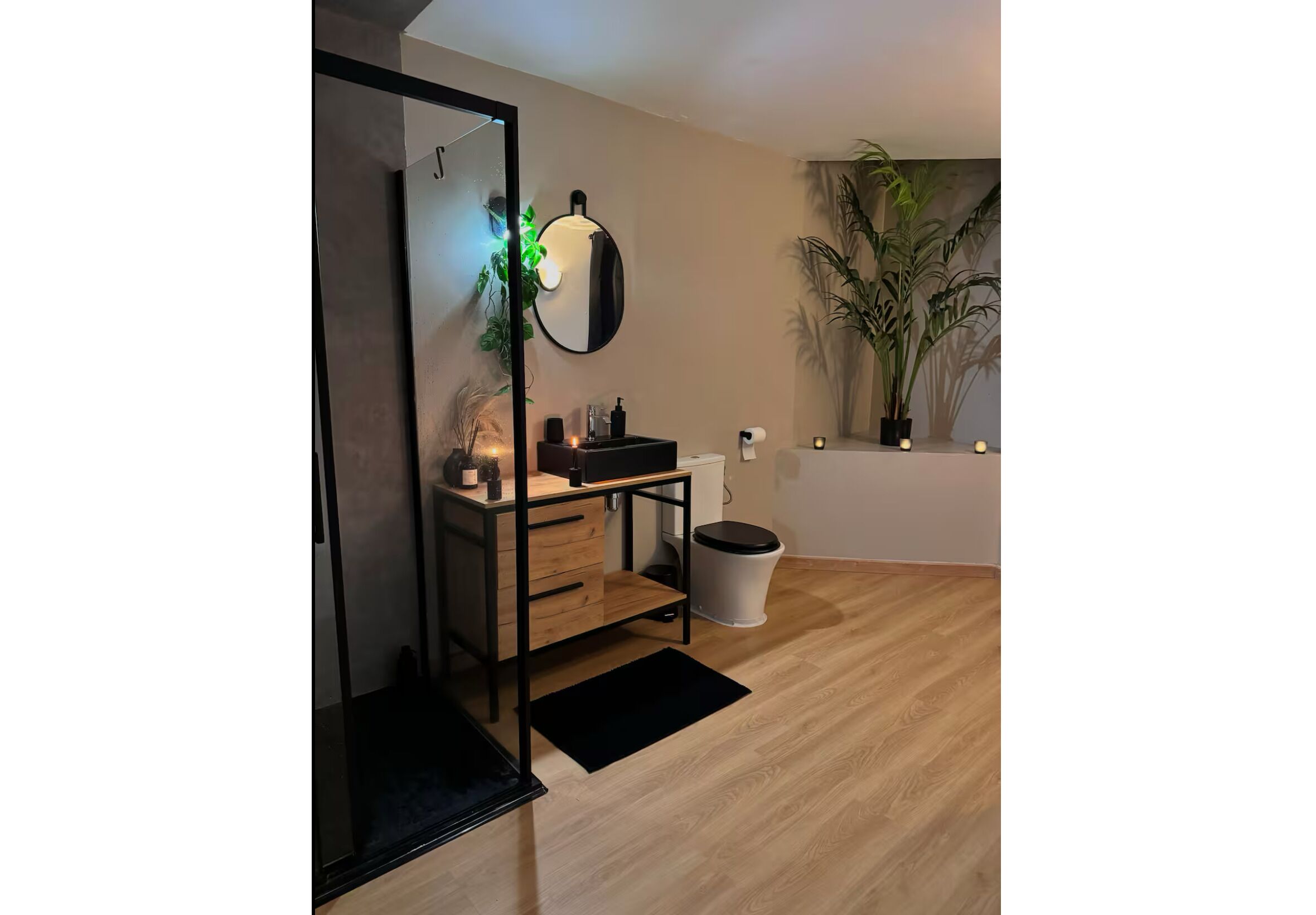 Chuveiro, secador de cabelo, toalhas de banho, sabonete