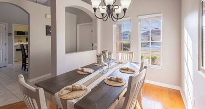 Sunshine Oasis, 4Bed/2Bath W/ Private Heated Pool