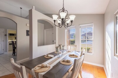 Sunshine Oasis, 4Bed/2Bath W/ Private Heated Pool