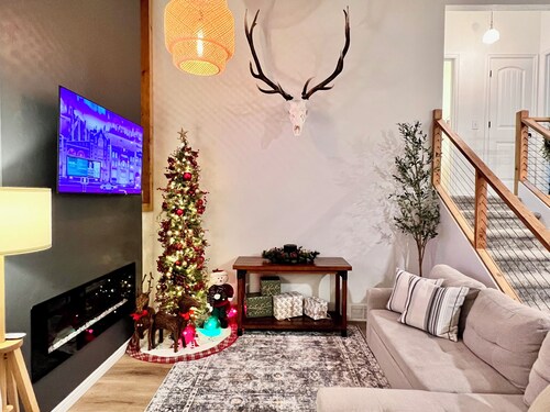 Spotless Gem! Game room, deck & fire-pit. Minutes to downtown Sleeps 10+