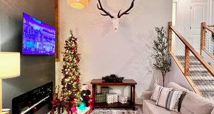 Spotless Gem! Game room, deck & fire-pit. Minutes to downtown Sleeps 10+