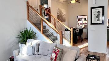 Smart-TV, Kamin, Bücher