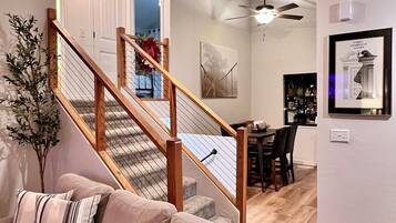 Smart-TV, Kamin, Bücher