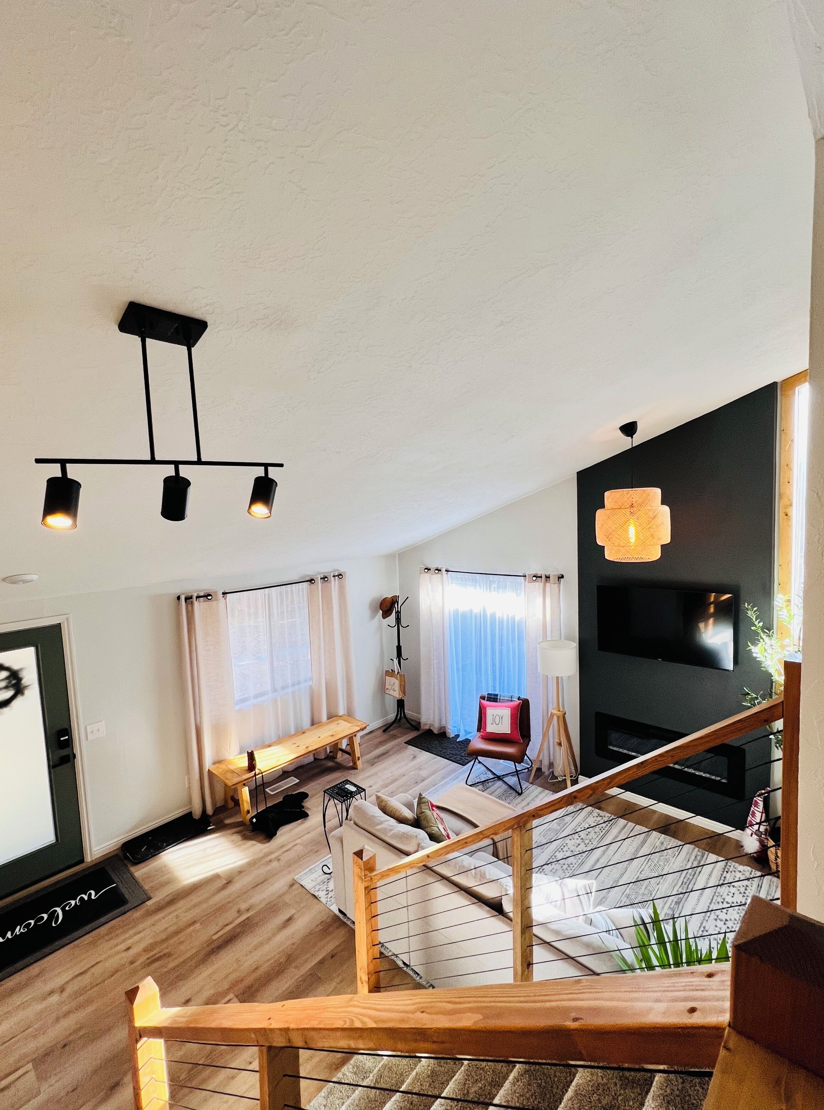 TV connectée, cheminée, livres