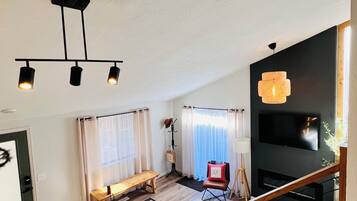 Smart-TV, Kamin, Bücher